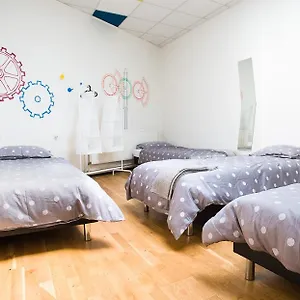 https://home-factory-hostel.praguehotelsweb.com